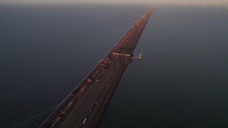 Vista-Aérea-De-Vlietermonument-En-Gran-Afsluitdijk-Durante-La-Puesta-De-Sol,-Países-Bajos