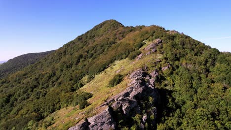 empuje aéreo hacia la cresta rocosa en la cima de snake mountain nc, carolina del norte cerca de boone y blowing rock nc, carolina del norte