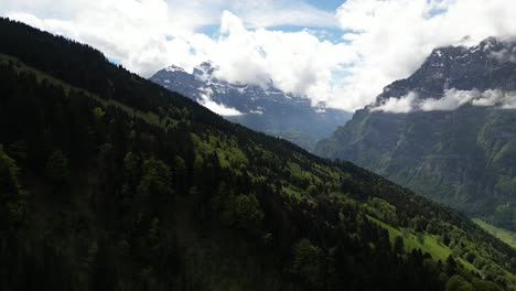 Fronalpstock-Glarus-Suiza-Escena-Contrastante-Aérea-Entre-Montañas