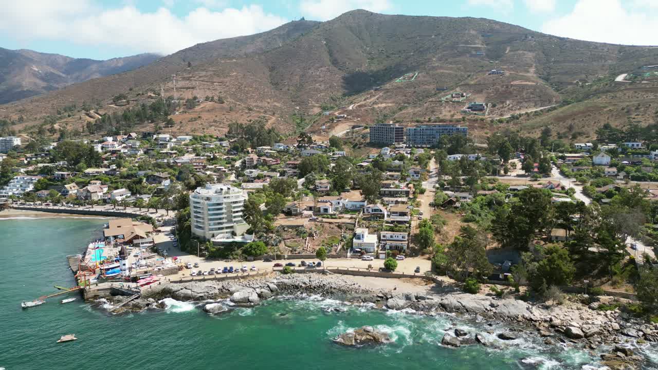 playa de papudo, con barcos y edificios en chile