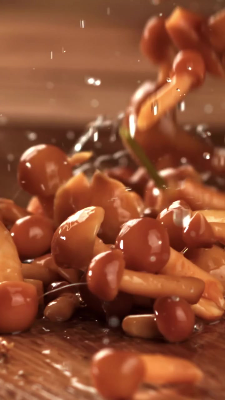 Funghi freschi che cadono e schizzano su superficie di legno bagnata