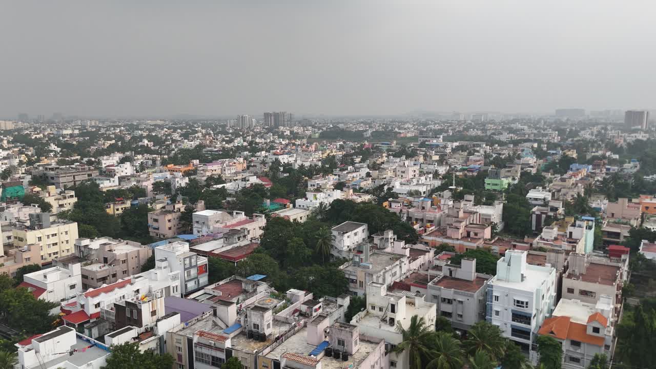 fotografía nublada de la mañana de la ciudad de bangalore llena de niebla, haciendo hincapié en la expansión urbana y la vida comunitaria