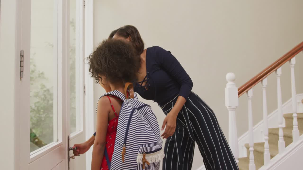 madre despidiéndose de su hija