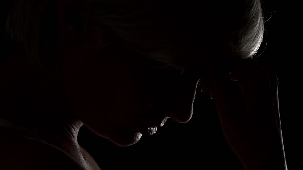 silueta de una mujer joven en pena por el divorcio