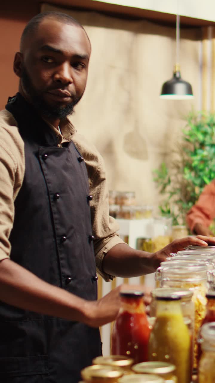 Afrikansk-amerikansk landmand åbner lokal zero waste-butik i en vertikal video