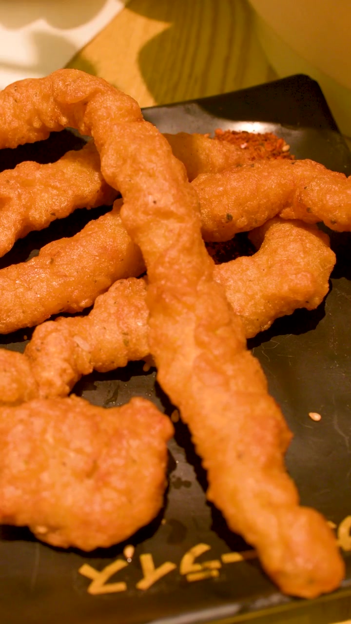 Hashis Pegando Comida Frita Crocante de um Prato