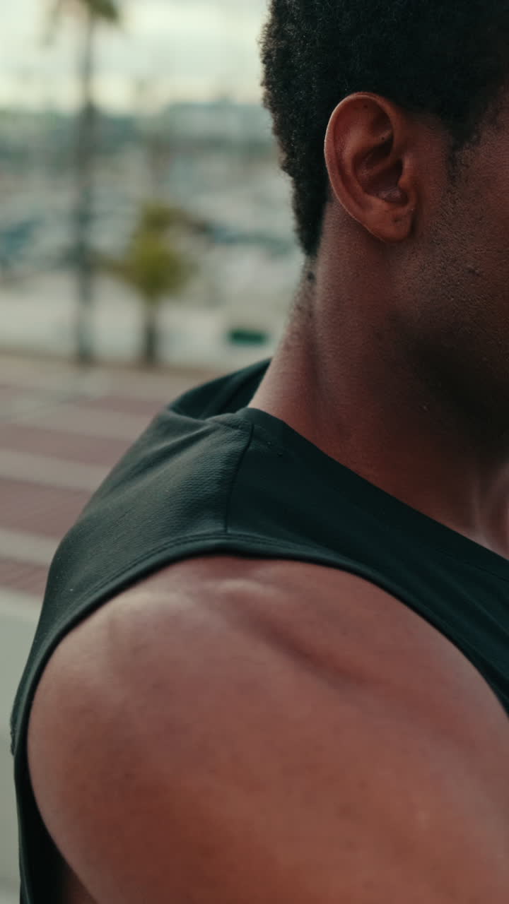 Giovane atleta si prepara per l’allenamento all’aperto
