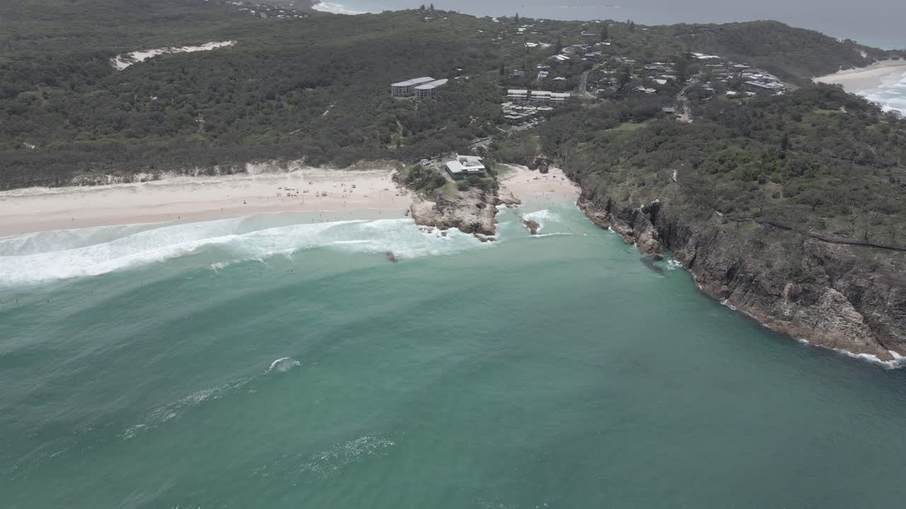 mar azul turquesa con la playa principal y sur del desfiladero en headland park - point lookout, north stradbroke island, qld, australia