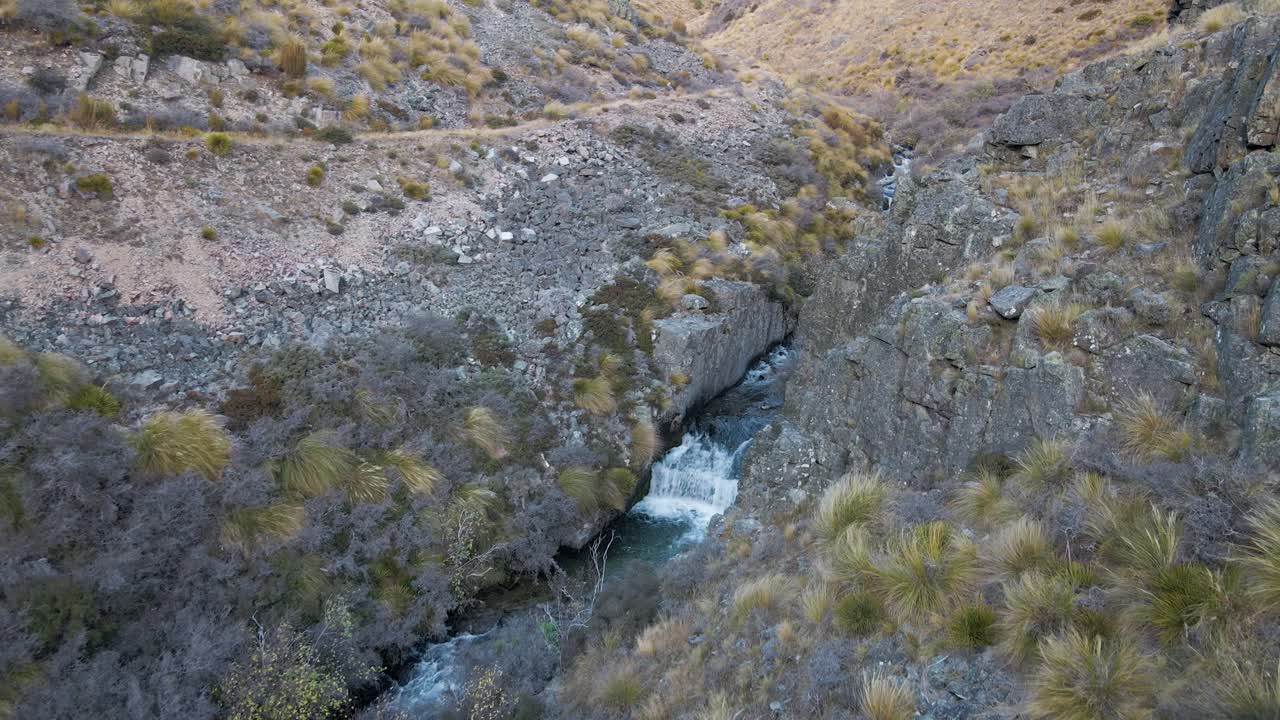 pequeña cascada dentro de un cañón rocoso en nueva zelanda