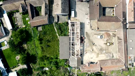 vuelo con un movimiento circular sobre un sitio de construcción de una casa sin terminar