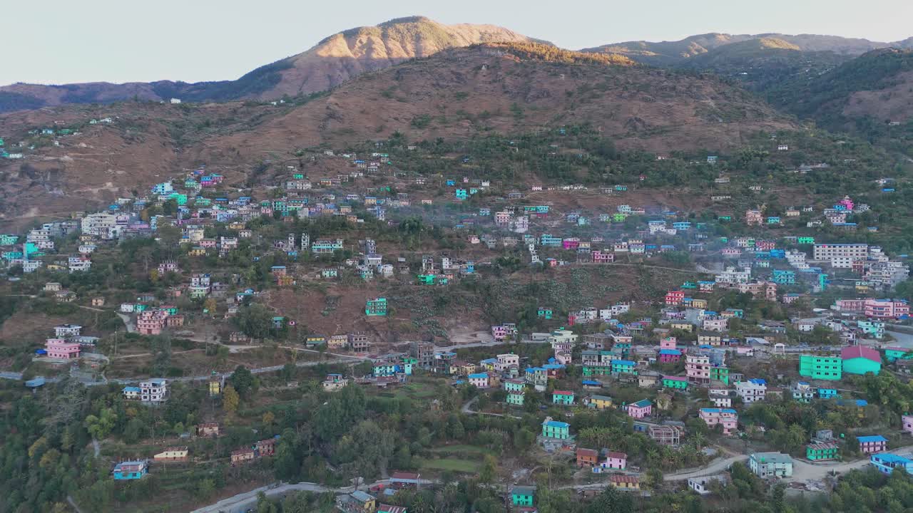 Letecký pohled na vesnici Jajarkot ukazuje venkovské domy roztroušené po kopcích a údolích. Krajina odráží tradiční život, odlehlou geografii a přírodní krásy západního Nepálu.