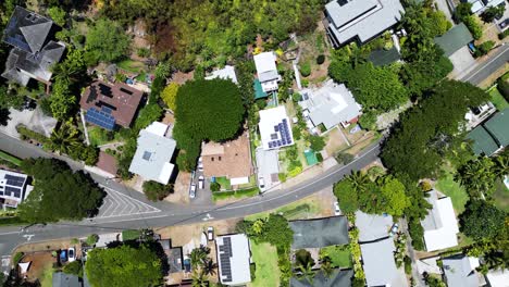 las casas de lanikai hawaianas con paneles solares se inclinan hasta la caja de pilas