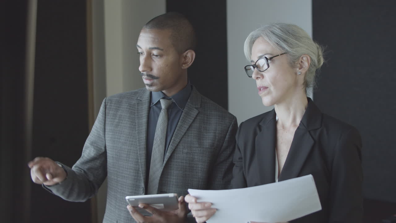 các nhà lãnh đạo kinh doanh đa sắc tộc phân tích các tài liệu