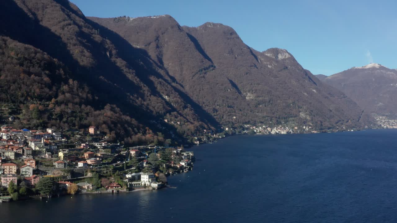 12월 화창한 날 하늘에서 코모 호수에 있는 라글리오와 토리지아의 이탈리아 마을