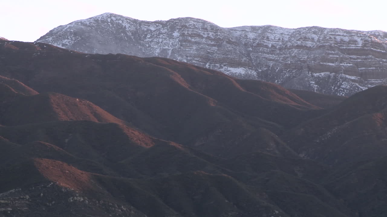 pan de cerca de la montaña topa topa cubierta de nieve sobre ojai, california