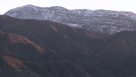pan de cerca de la montaña topa topa cubierta de nieve sobre ojai, california