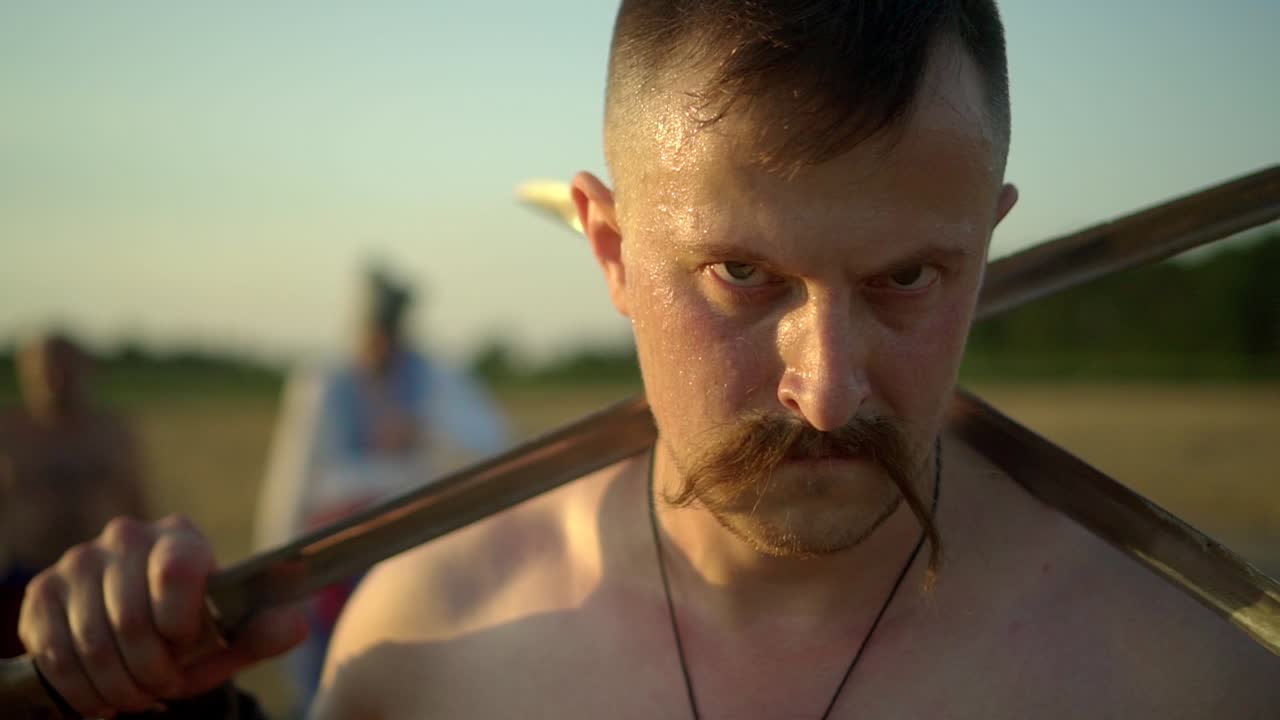 la mirada temible del guerrero. el cosaco ucraniano se ve lejos 08.