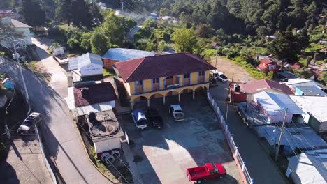 vuelo radial de drones sobre un centro urbano rural en oaxaca, méxico