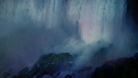 Las-Luces-Del-Arco-Iris-Rebotan-En-El-Majestuoso-Flujo-De-La-Poderosa-Cascada-De-Las-Cataratas-Del-Niágara.