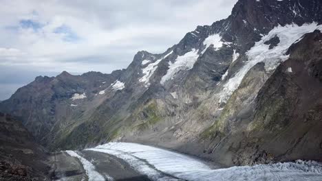 vista aérea del glaciar grindewald y la cordillera alpina en un día nublado en verano