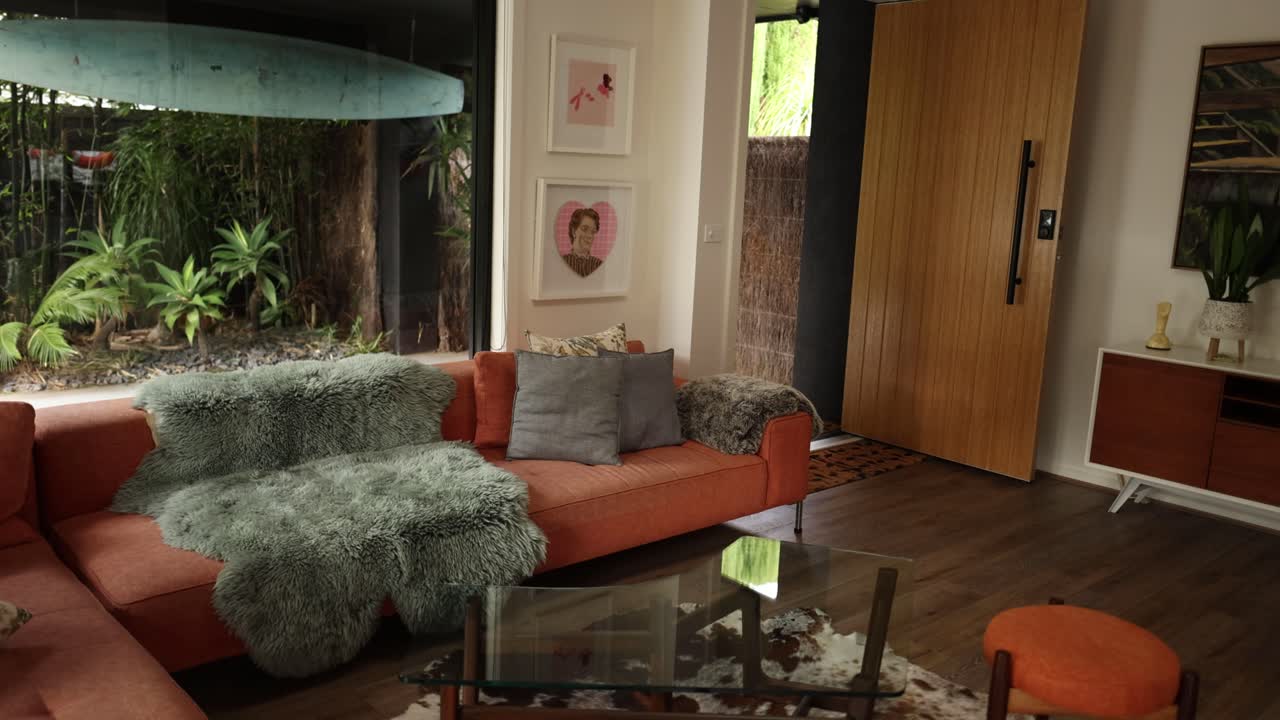 세련된 가구와 함께 현대적인 해안 거실