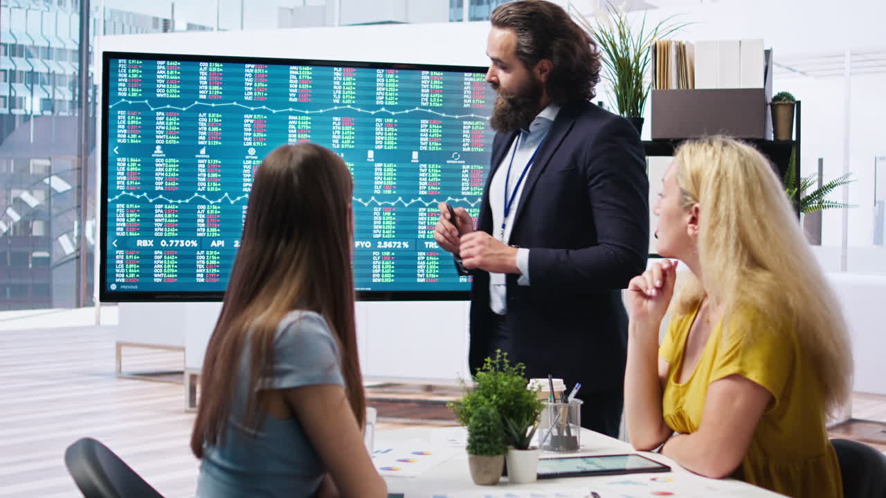 el asesor financiero presenta análisis de mercado a los clientes utilizando una pantalla grande