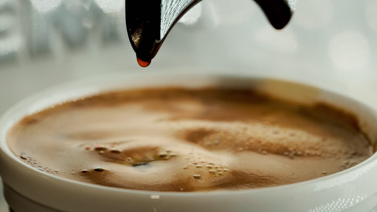 컵 에 에스프레소 를 부어 넣는 것