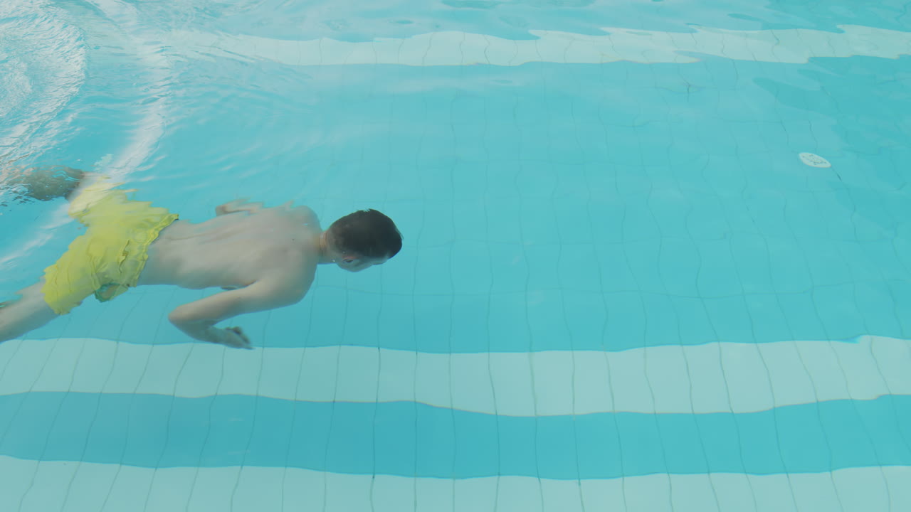 Pria Berenang di Bawah Air di Kolam Renang