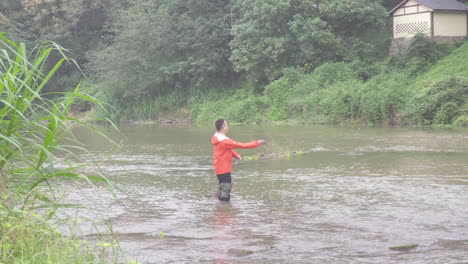 El-Pescador-Está-Pescando-En-El-Arroyo