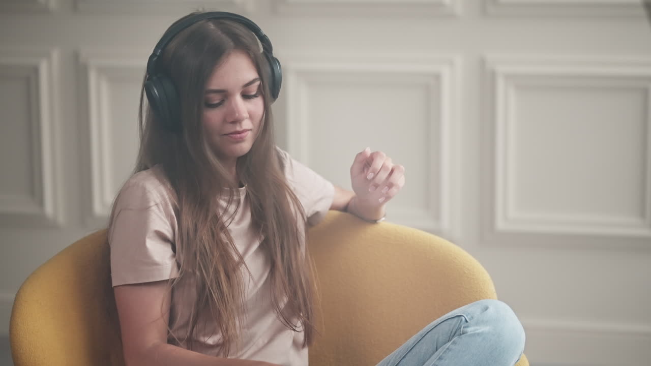 mujer relajándose con auriculares y teléfono