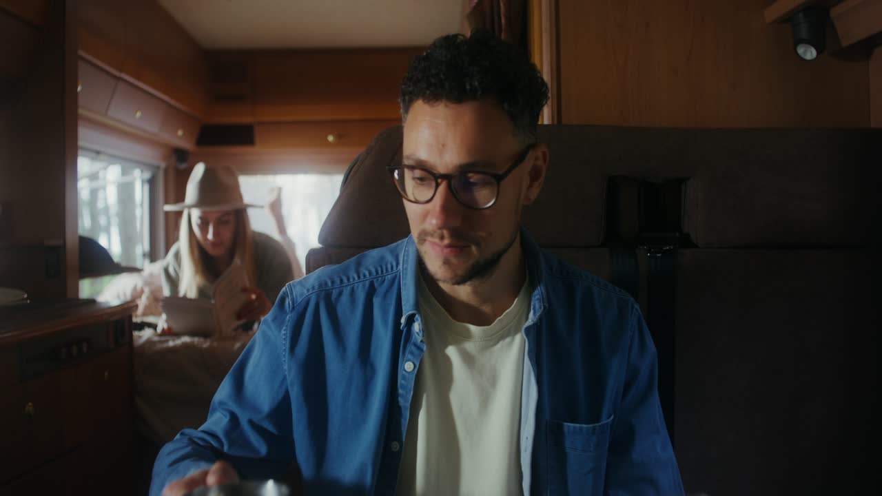 커플 이 rv 에서 커피 휴식을 즐기고 있다