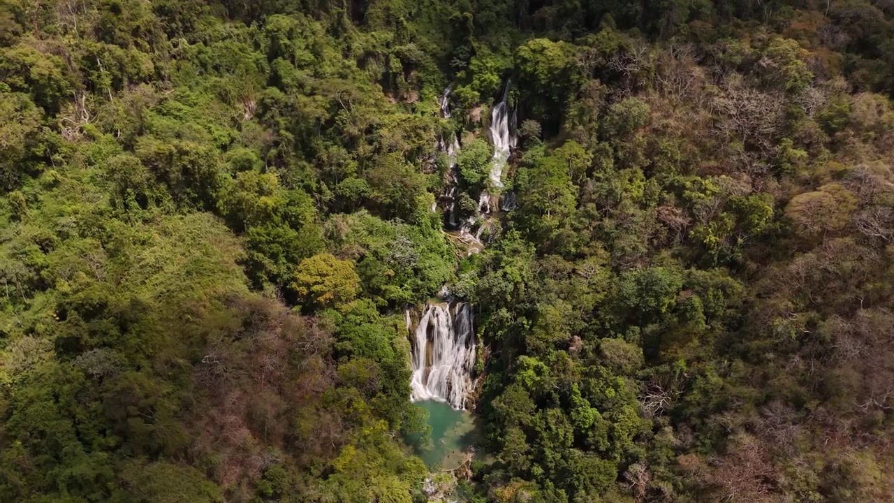 Video con drone della cascata del fiume La Venta in Chiapas