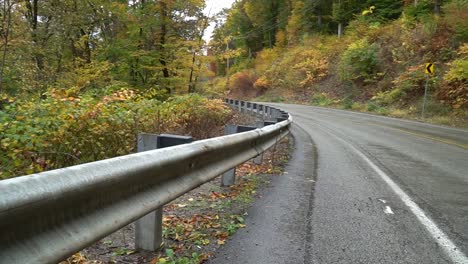 Carretera-Mojada-Con-Colores-De-Otoño-En-El-Oeste-De-Pensilvania