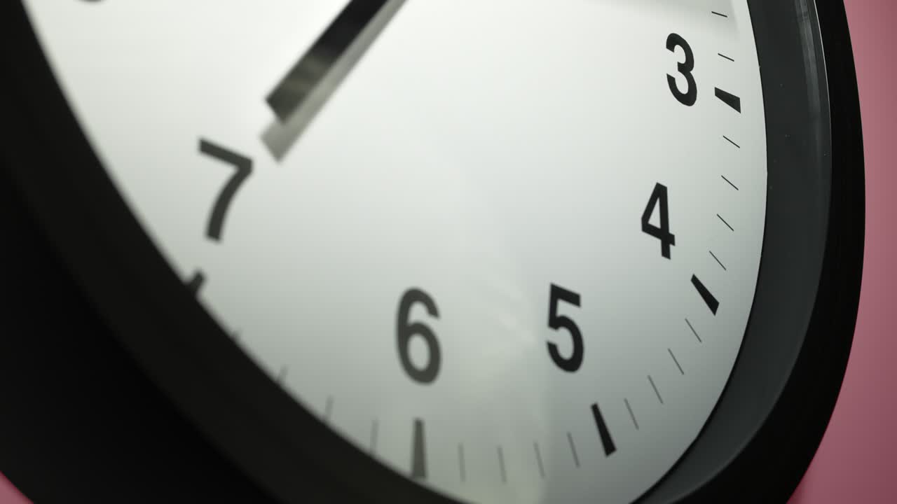 el reloj en la pared de rosa rosado en el lapso de tiempo