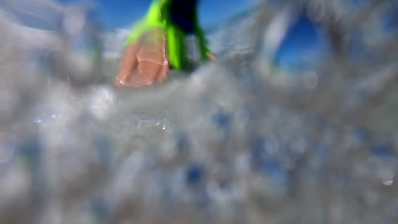 소년이 미소 짓고, 웃고, 해변에서 재미를 느끼는 gopro 비디오