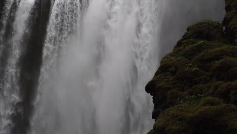 Poderosa-Cascada-En-El-Paisaje-De-Islandia,-Cámara-Lenta-De-Skogafoss-En-El-Oscuro-Día-De-Primavera