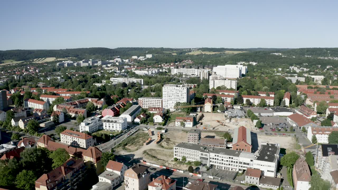 vistas aéreas de drones de la ciudad estudiantil de goettingen bajo la hermosa luz del sol
