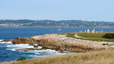 Fischerboot-Segelt-Zum-Hafen-In-Einer-Bucht-Von-Coruña,-Sonniger-Tag