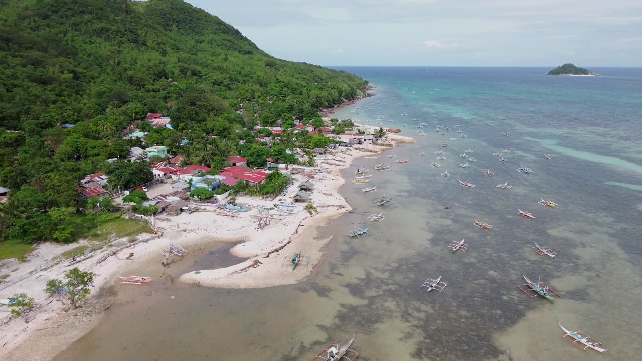 Vista aerea da drone di Scallop Beach sull'isola di Guimaras, Filippine, che mostra acque tropicali e un litorale di conchiglie di capesante. Panoramica costa insulare circondata da vegetazione rigogliosa e un litorale tranquillo