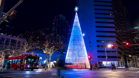 Lapso-De-Tiempo-Del-árbol-De-Una-Milla-De-Altura-Iluminado-Por-La-Noche-Con-Peatones-Y-Autos-Pasando-Rápidamente-En-Denver,-Colorado