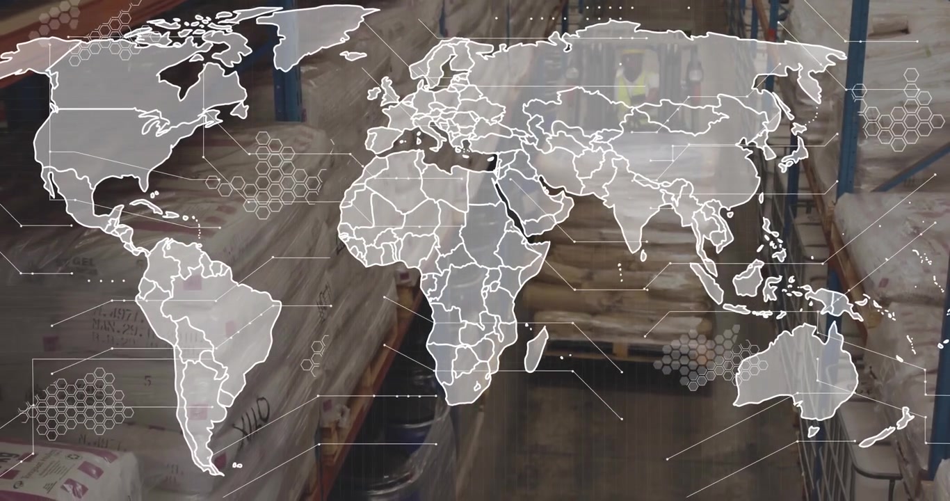 Cámara haciendo un paneo, iniciando una superposición de mapa mundial con nodos expandiéndose, y un trabajador empujando una transpaleta para logística.