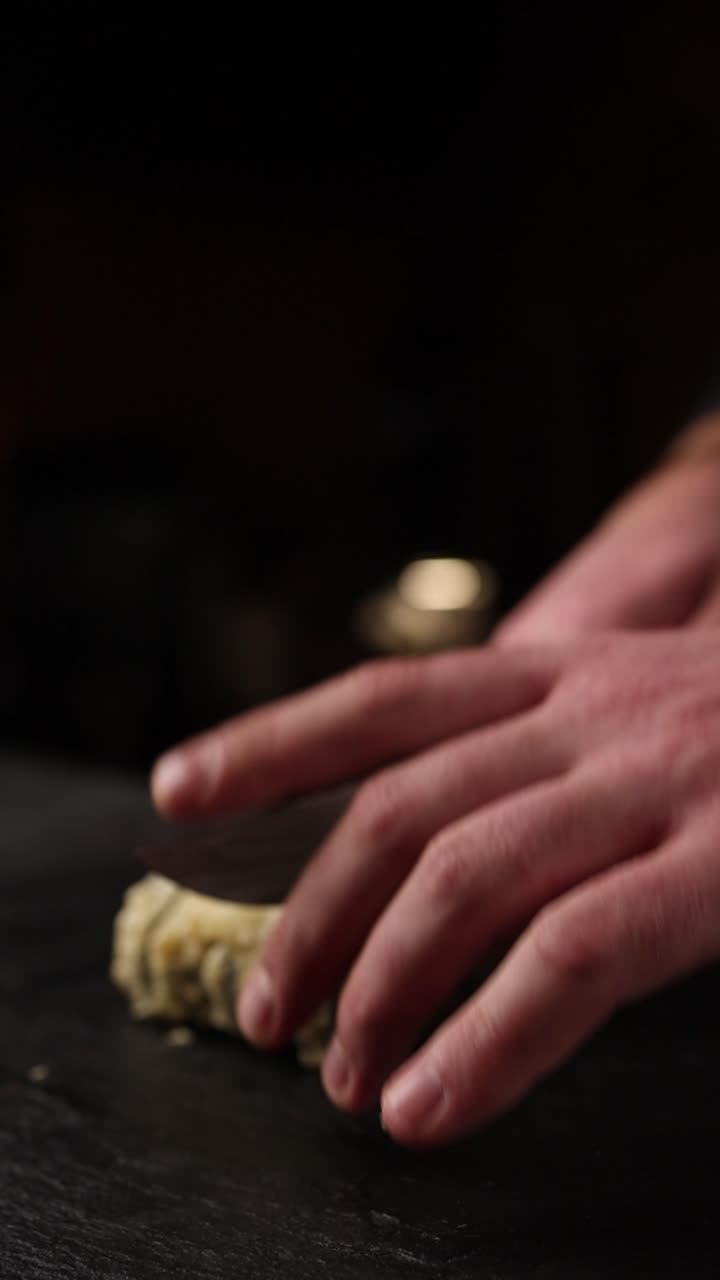 chef preparando sushi y ostras