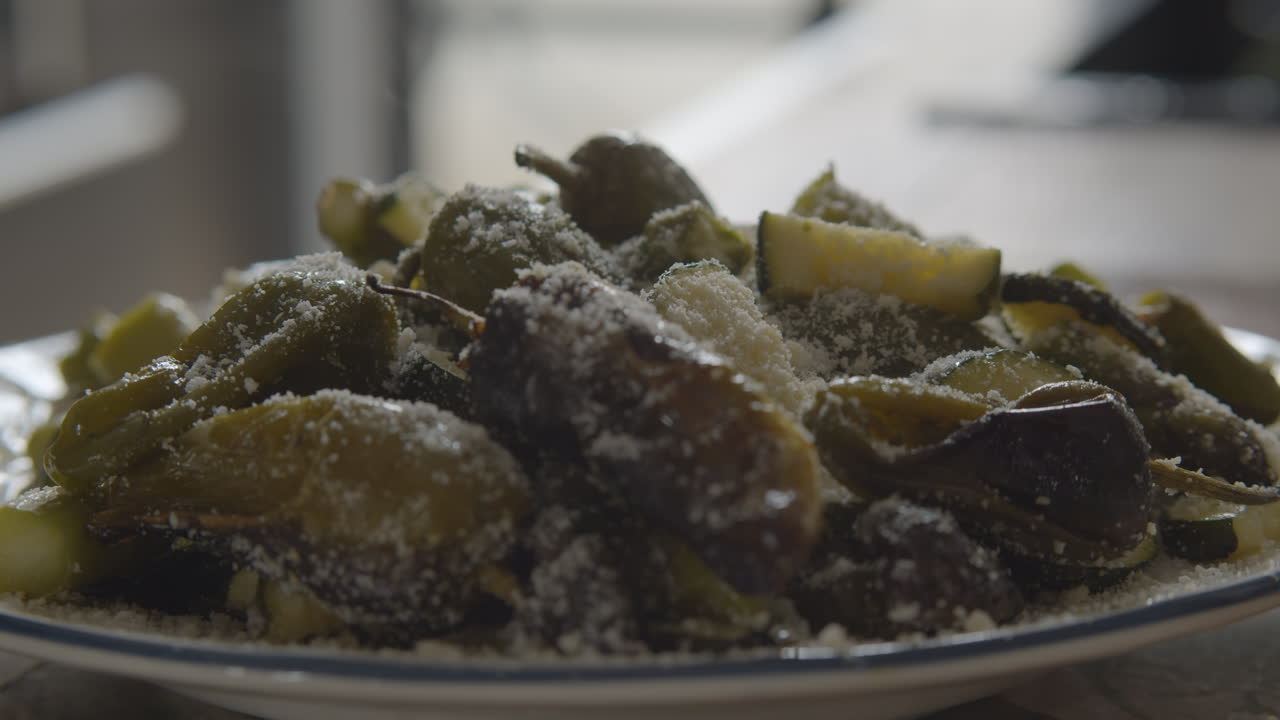 plato de verduras con parmesán rallado