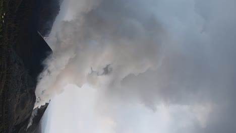 erupción volcánica con humo espeso en las islas canarias