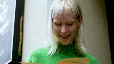 mujer leyendo un libro
