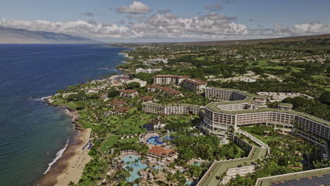 Wailea-makena-Maui-Hawaii-Vuelo-Aéreo-V12-Hotel-Resort-De-5-Estrellas-Frente-Al-Mar-Que-Captura-Un-Paisaje-Tropical,-Un-Paisaje-Marino-Azul-Profundo-Y-Villas-De-Vacaciones-De-Lujo---Filmado-Con-Cine-Mavic-3---Diciembre-De-2022