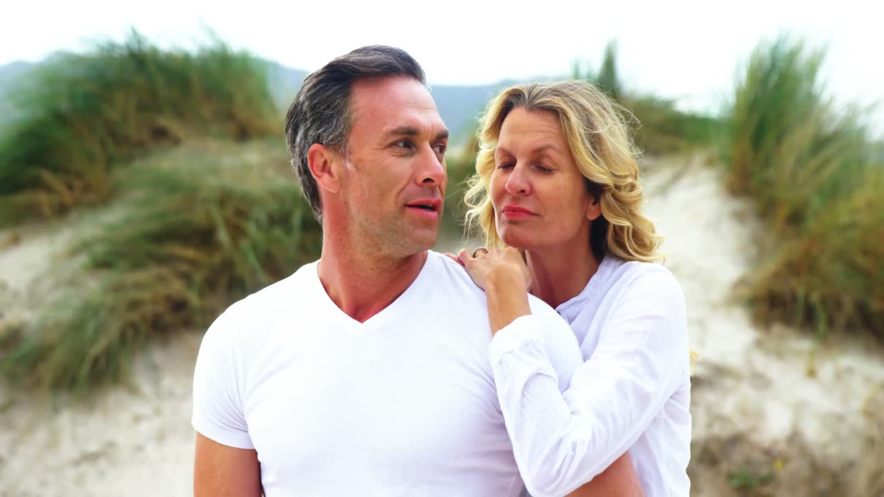 pareja madura juntos en la playa