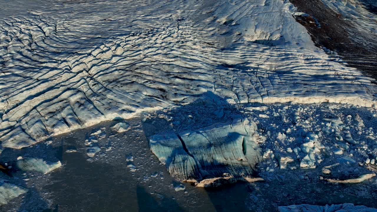 volando sobre la laguna en el glaciar skaftafellsjokull en islandia - disparo de avión no tripulado