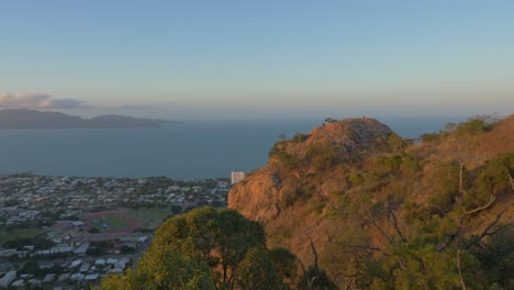 Vista-De-La-Ciudad-De-Townsville-Desde-La-Colina-Del-Castillo-En-Queensland,-Australia---Toma-Panorámica