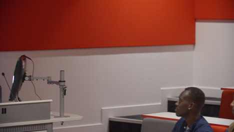 Teacher-at-lectern-and-students-in-lecture-theatre,-close-up